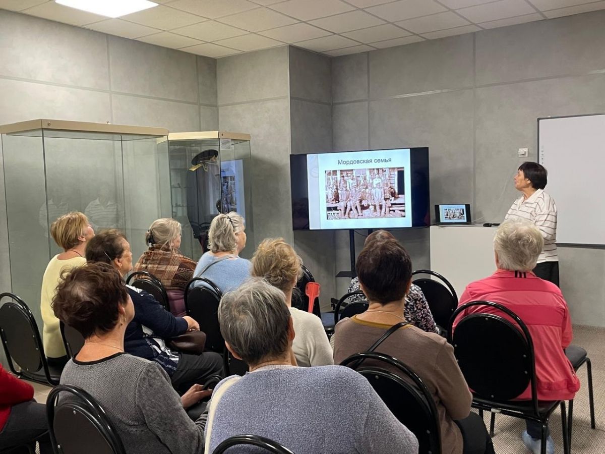 Беседа «Работница, мать и жена»