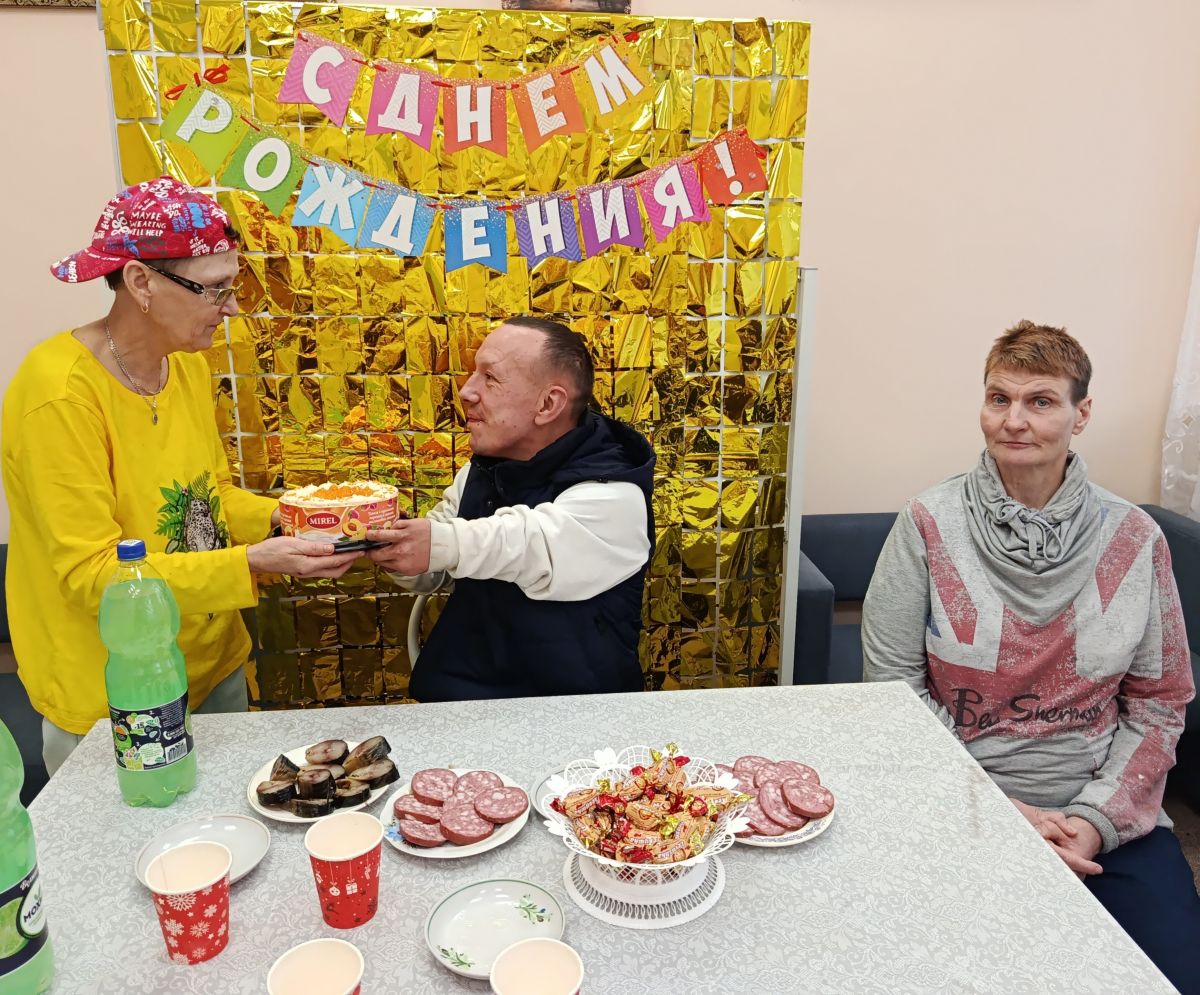 7 ноября отметил свой День Рождения проживающий ГБСУ СОН РМ «Старотештелимский дом социального обслуживания» Юфкин Евгений Васильевич. Евгений Васильевич хороший человек и надежный друг