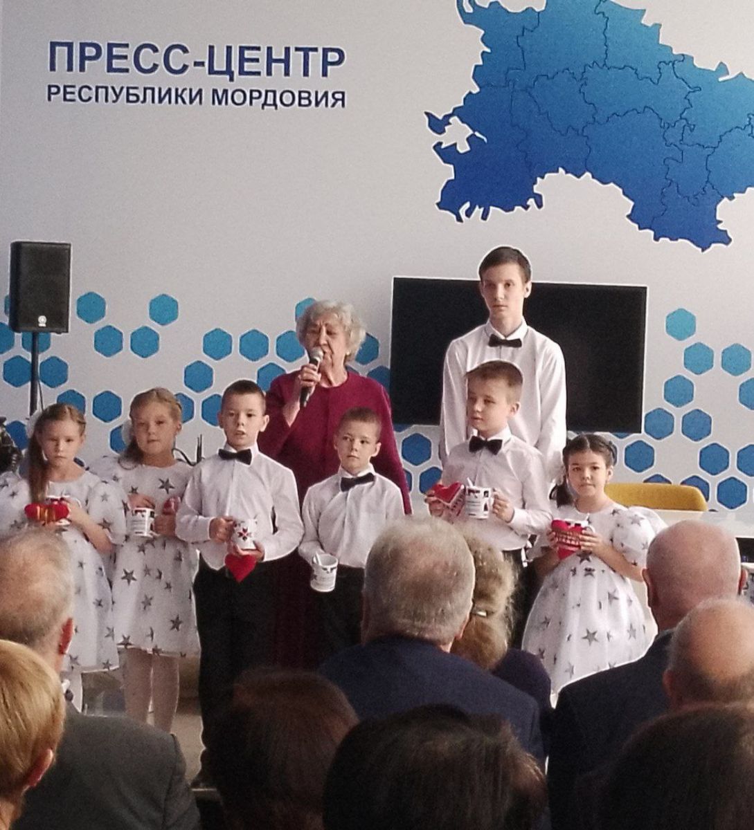 Воспитанники приюта поздравили журналистов Мордовии