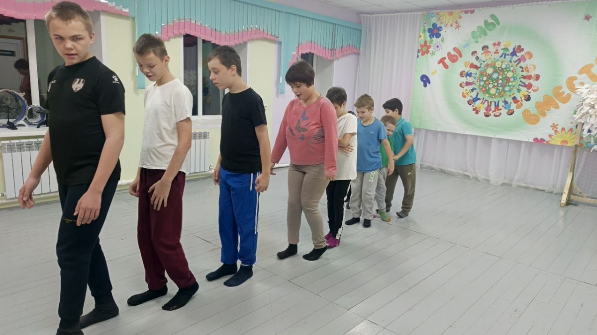 Ходьба приставным шагом вперед и назад