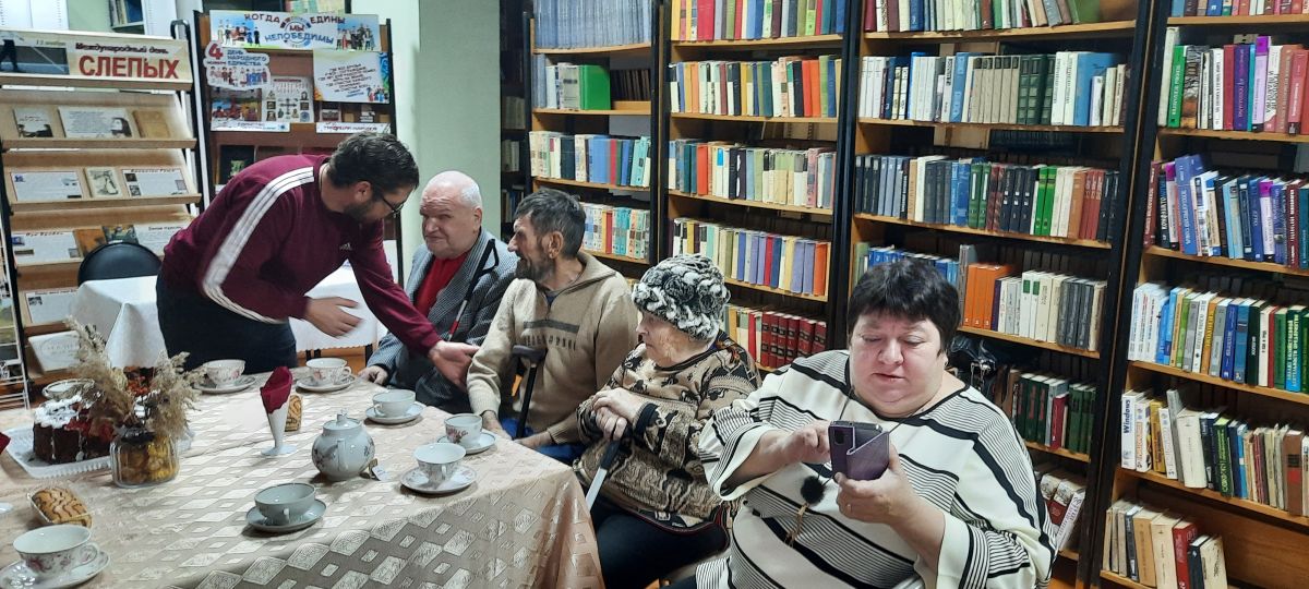 Получатели социальных услуг на мероприятии ко Дню слепых