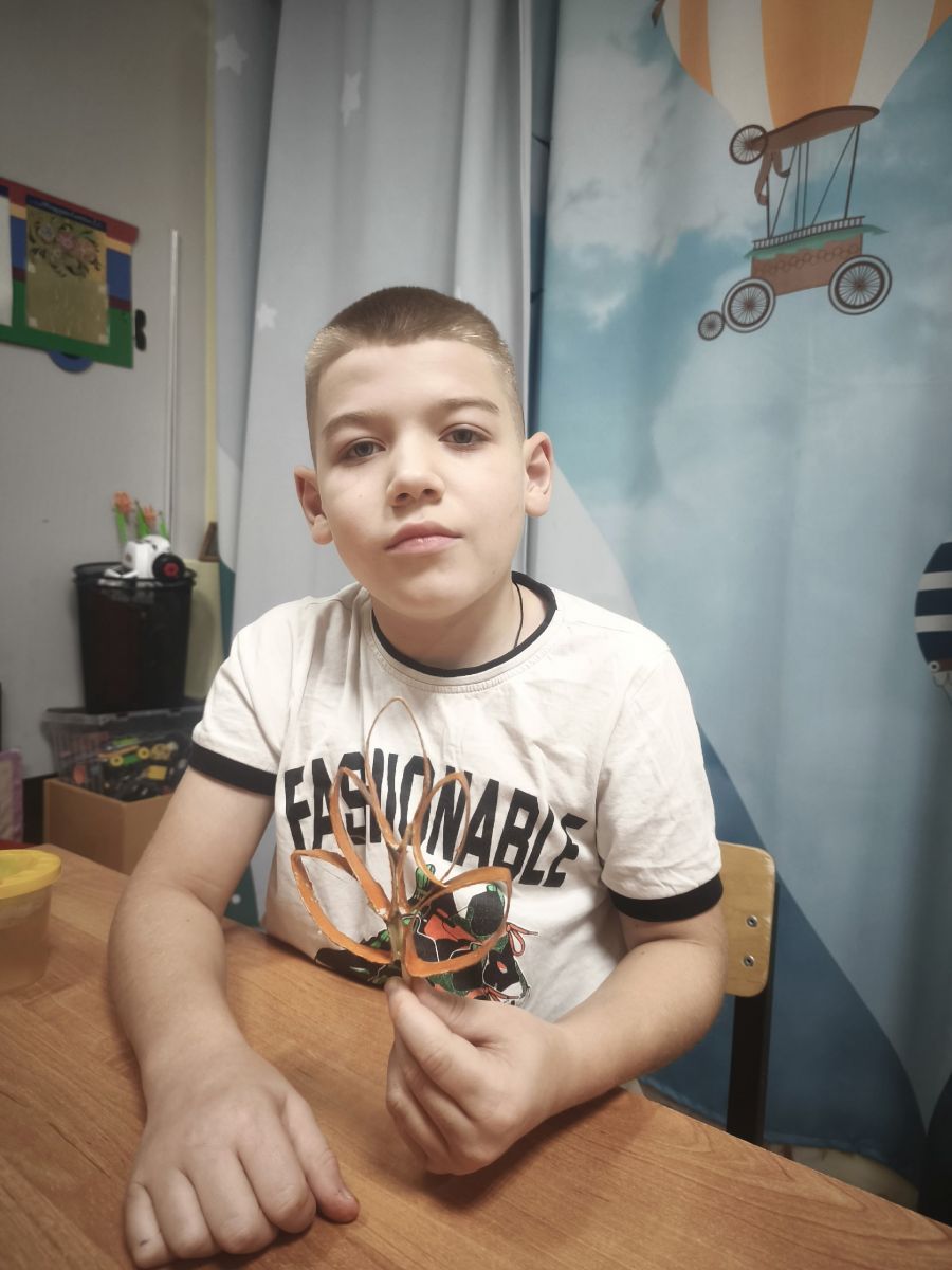 Листья из бумажных втулок