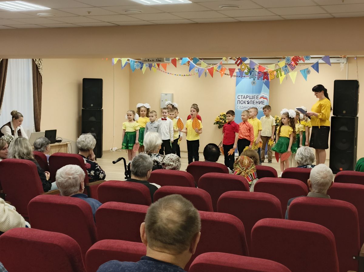 Сегодня  актовый зал Ичалковского дома-интерната снова  был наполнен яркими красками, улыбками, счастливыми моментами!