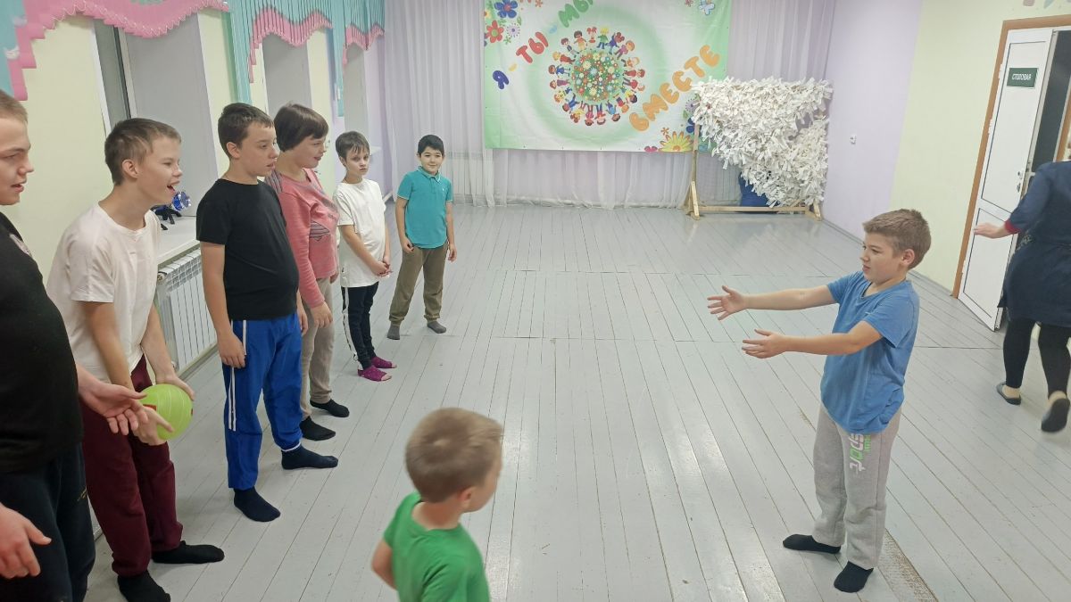 Прыжки через набивные мячи