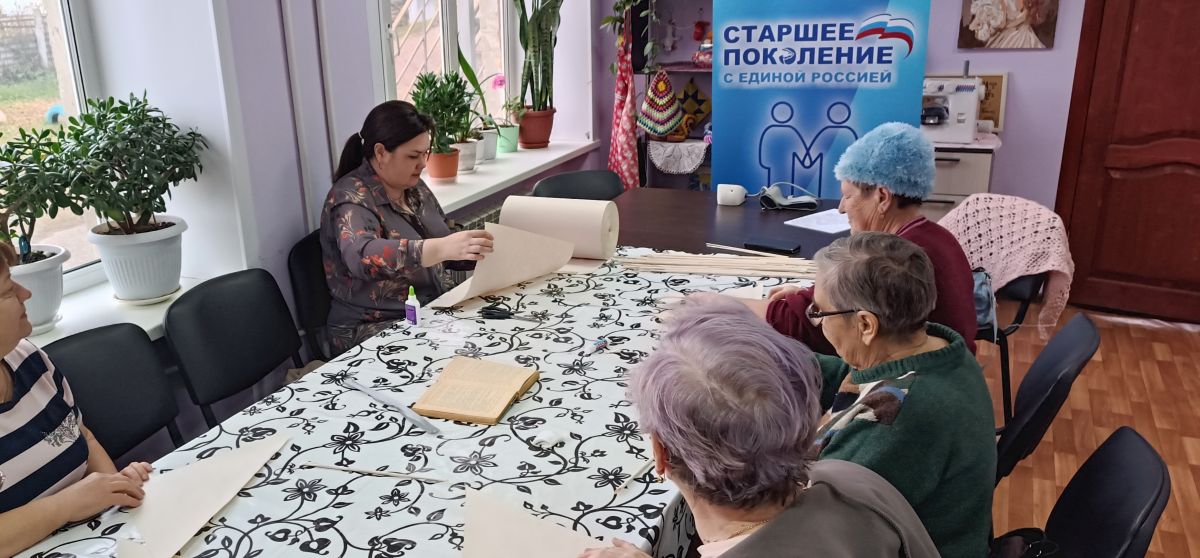 В ГКУ «Социальная защита населения по Темниковскому району Республики Мордовия» в отделении дневного пребывания состоялось творческое занятие — мастер-класс по изготовлению корзиночек из газетных трубочек
