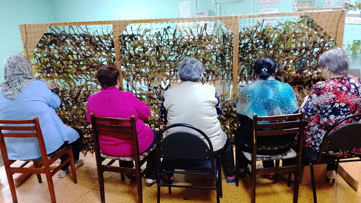 В отделении дневного пребывания снова идёт работа по плетению маскировочных  сетей