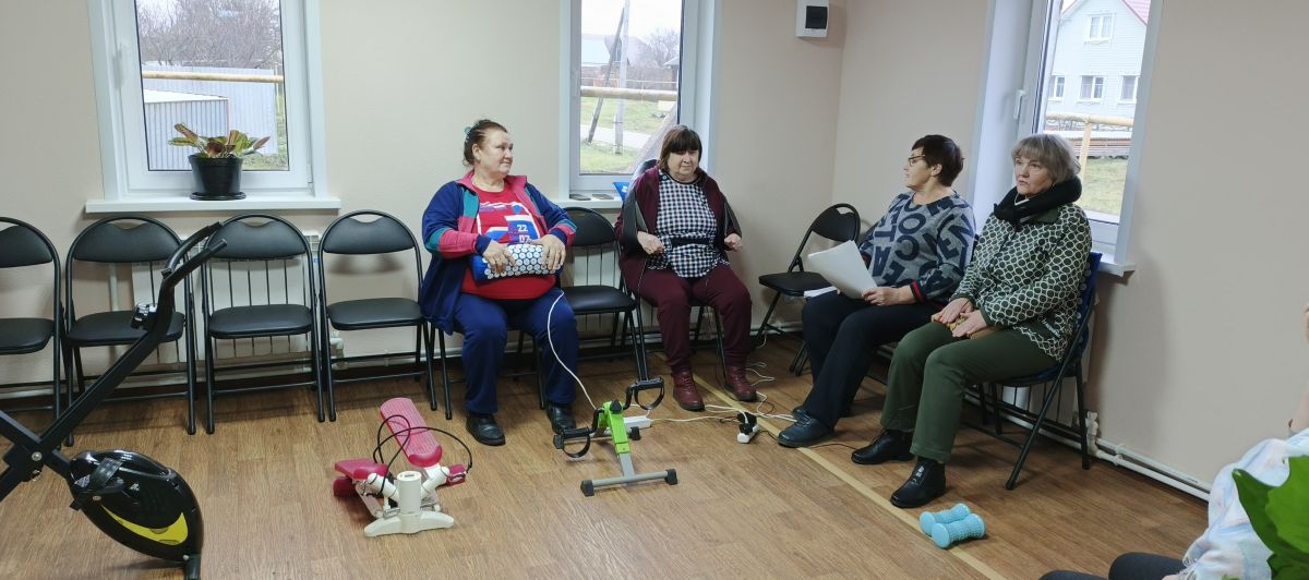 Лечебная физкультура — забота о теле и душе: выездное занятие для пожилых жителей Нароватова