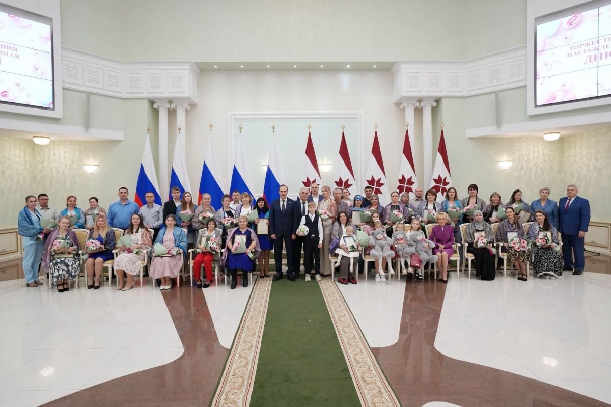 Торжественная церемония награждение в Доме Республики ко Дню матери