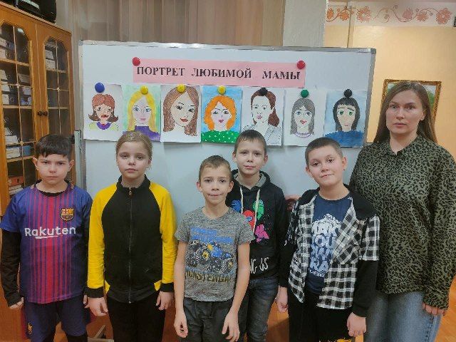 Выставка рисунков " Портрет любимой мамы"