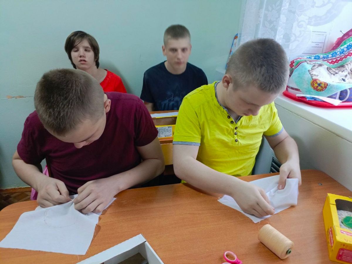 Шов вперед иголку