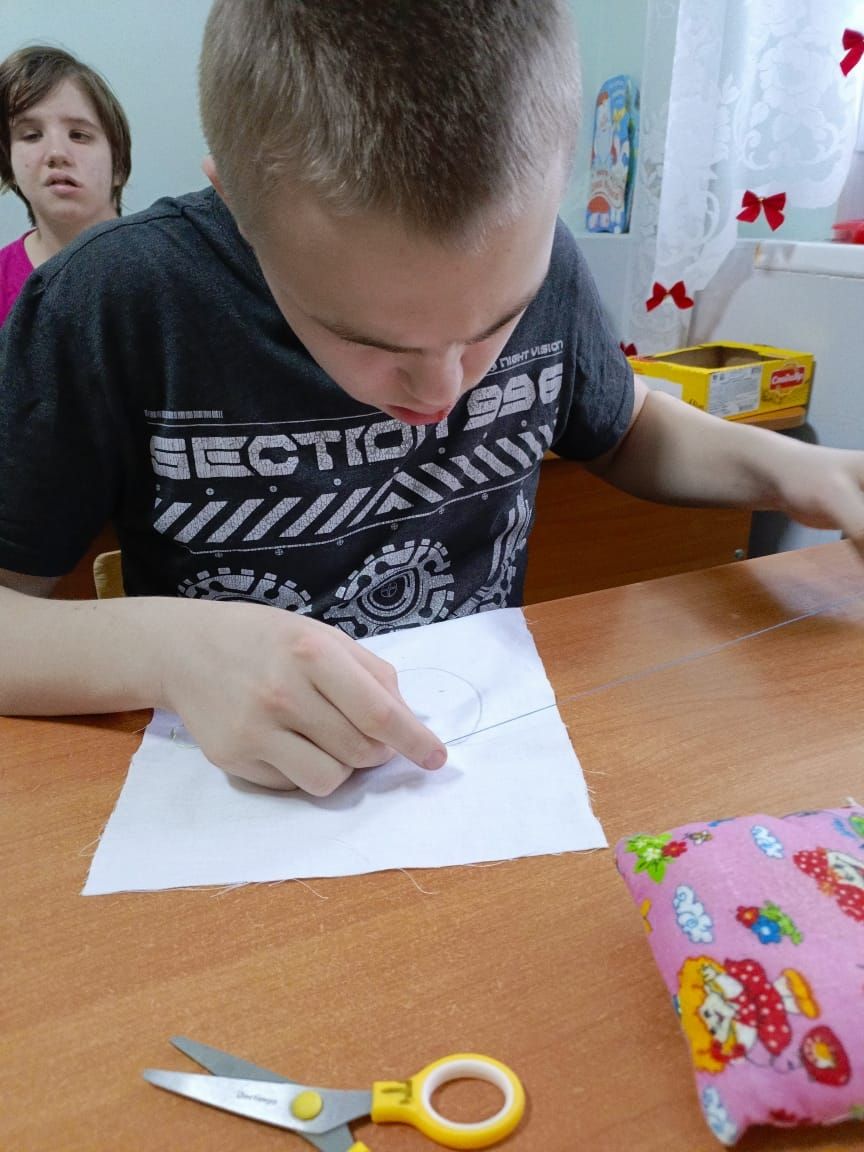 Вышивание салфеток швом "вперед иголку" по прямым линиям или по рисункам