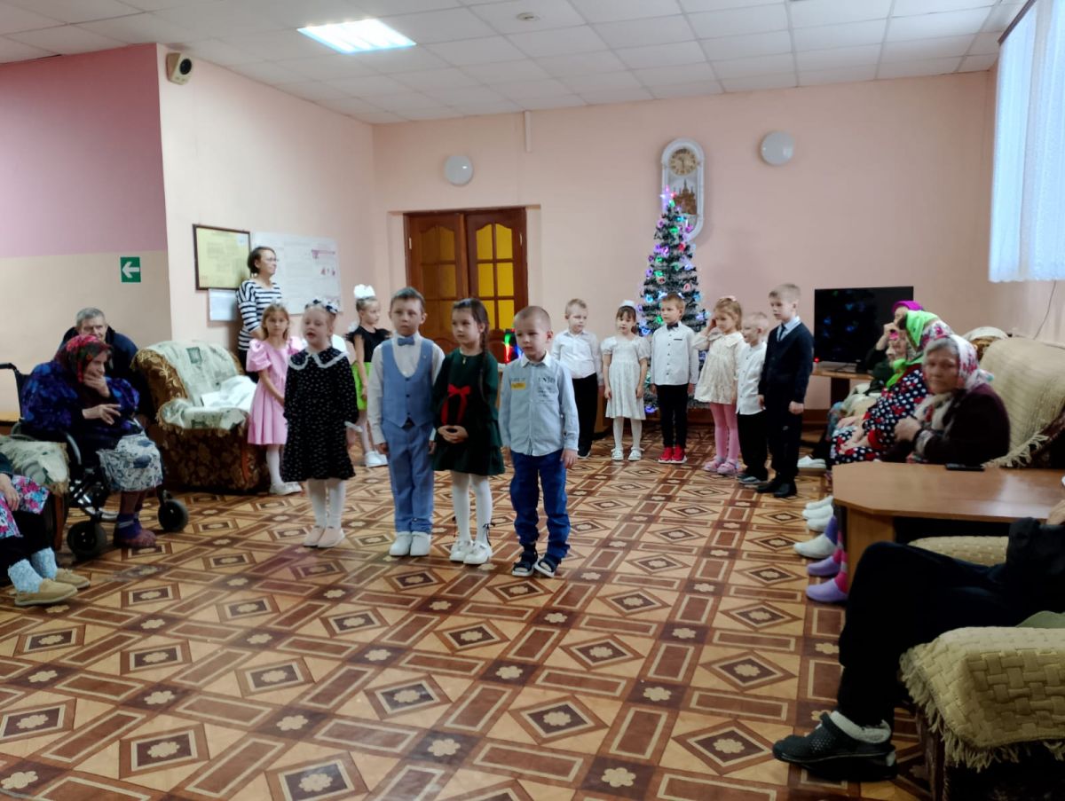 Накануне Дня Конституции Российской Федерации, в «Большеигнатовский дом-интернат для престарелых и инвалидов» с концертом пришли воспитанники Большеигнатовского детского сада