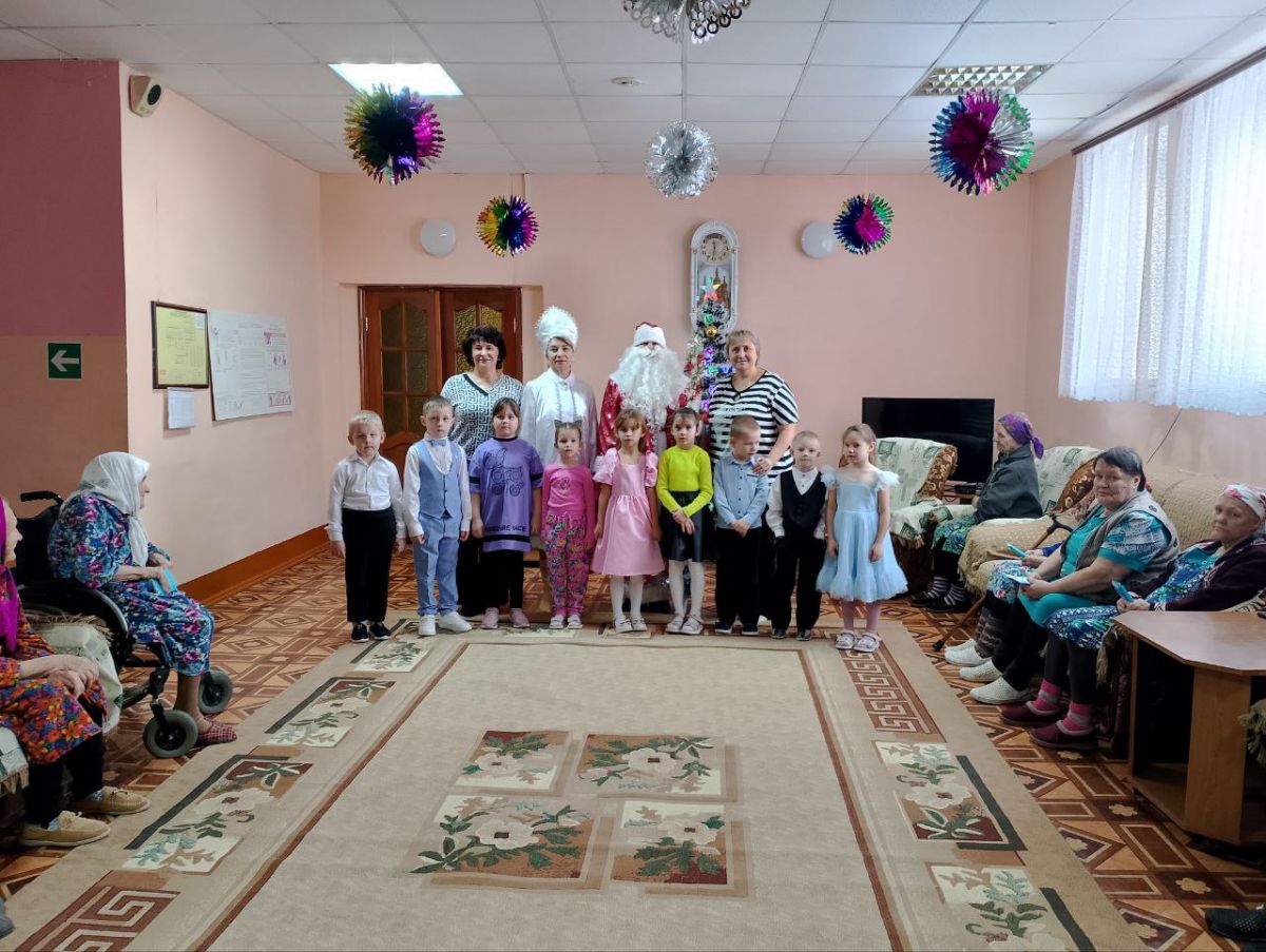В предверии Нового года, Большеигнатовский дом-интернат для престарелых и инвалидов с праздничной программой посетили воспитанники детского сада