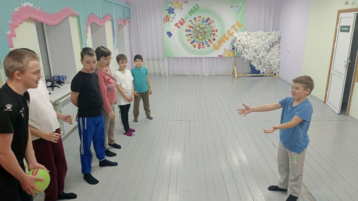 Продолжаем учится бросать и ловить мяч двумя руками