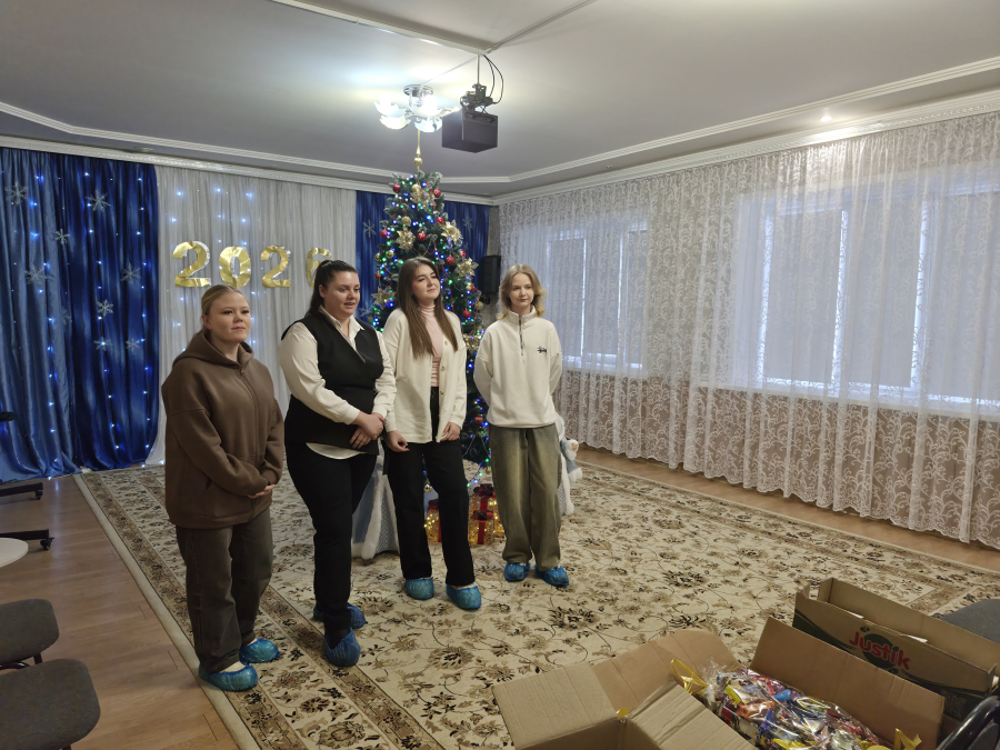 Новогодние подарки детям от студентов