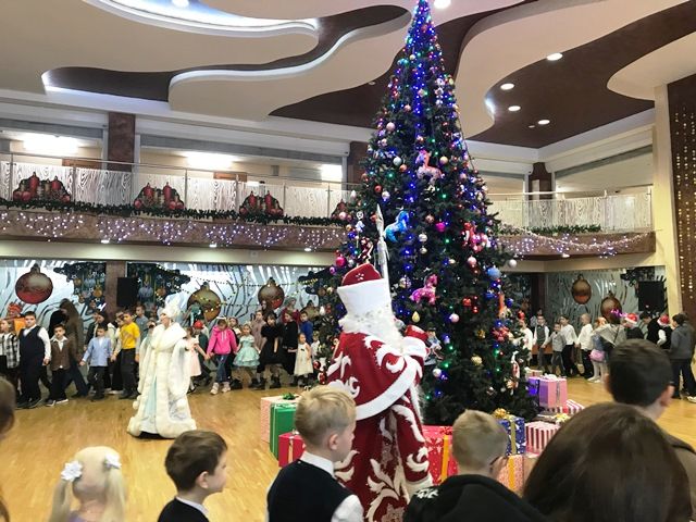 Музыкальное представление у главной елки