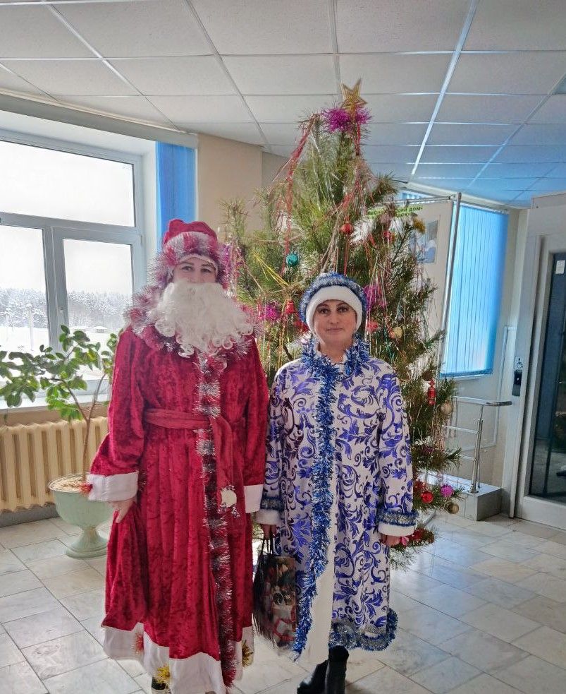 Сладкие подарки и хорошее настроение от Деда Мороза и Снегурочки!