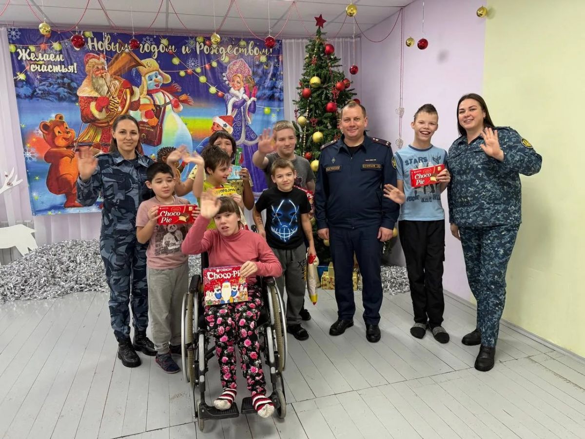 30 декабря сотрудники ФКУ ИК-10 и ФКУ ИК-5 посетили детское отделение, чтобы поздравить воспитанников и сотрудников с праздником