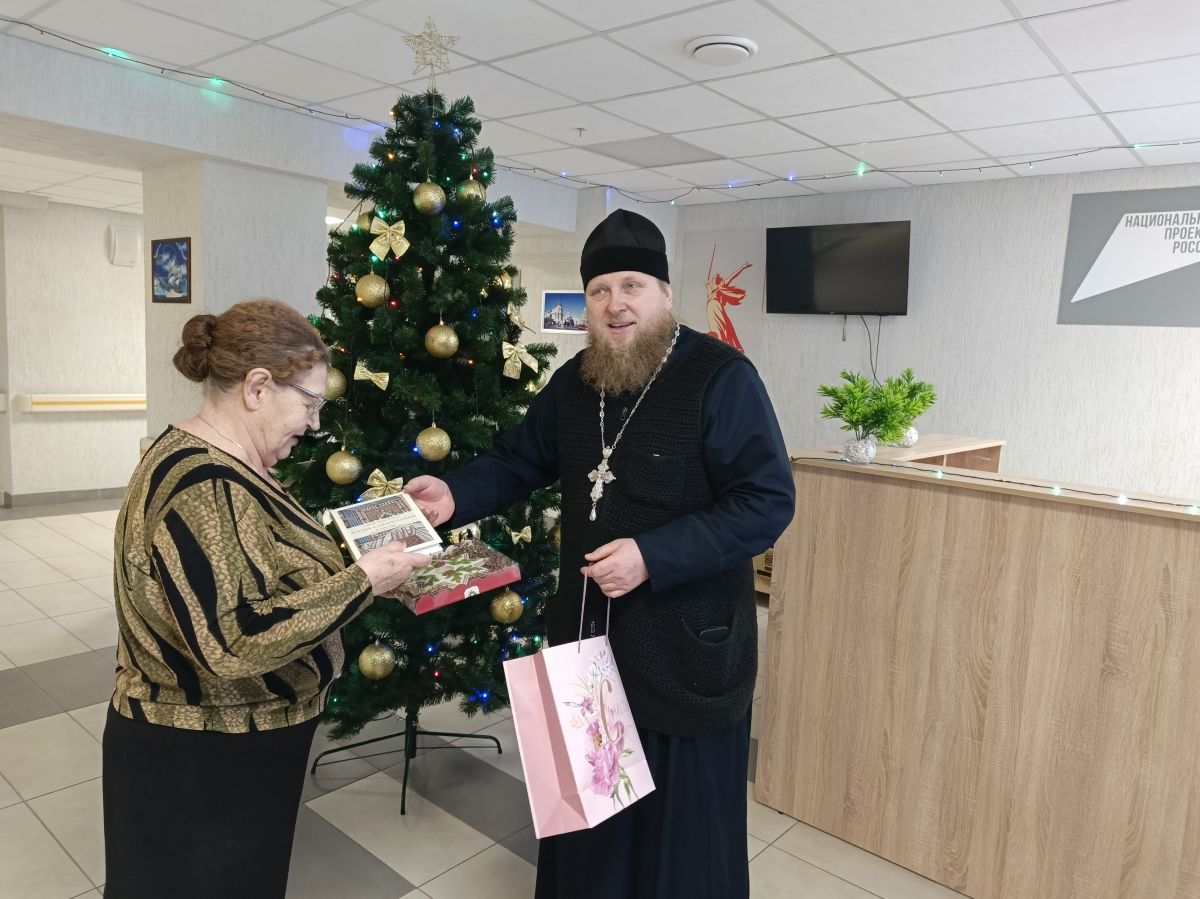 Сегодня Ичалковский дом - интернат посетили  Благочинный Ичалковского района протоиерей Иоанн Просвирнин, председатель Ичалковского женсовета - Зеленеева Т.И