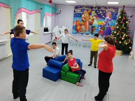 Бег выбрасывая прямые ноги вперед со сменой ведущего