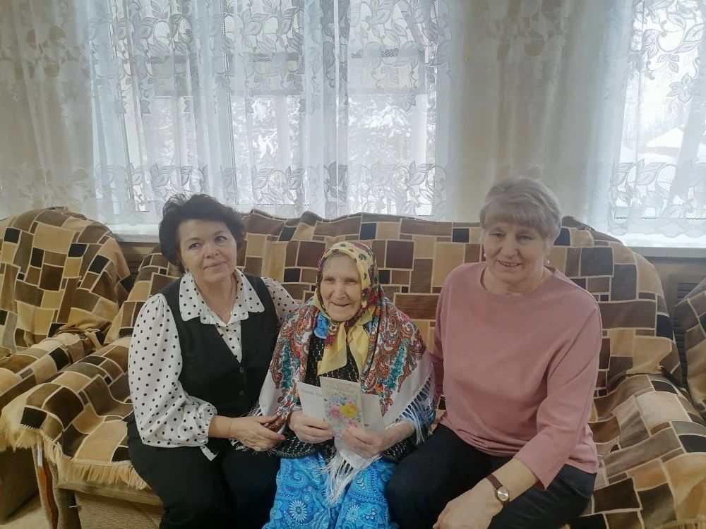Поздравление труженика тыла Курошину Анну Афанасьевну с 96-летием получателя социальных услуг Старошайговского филиала