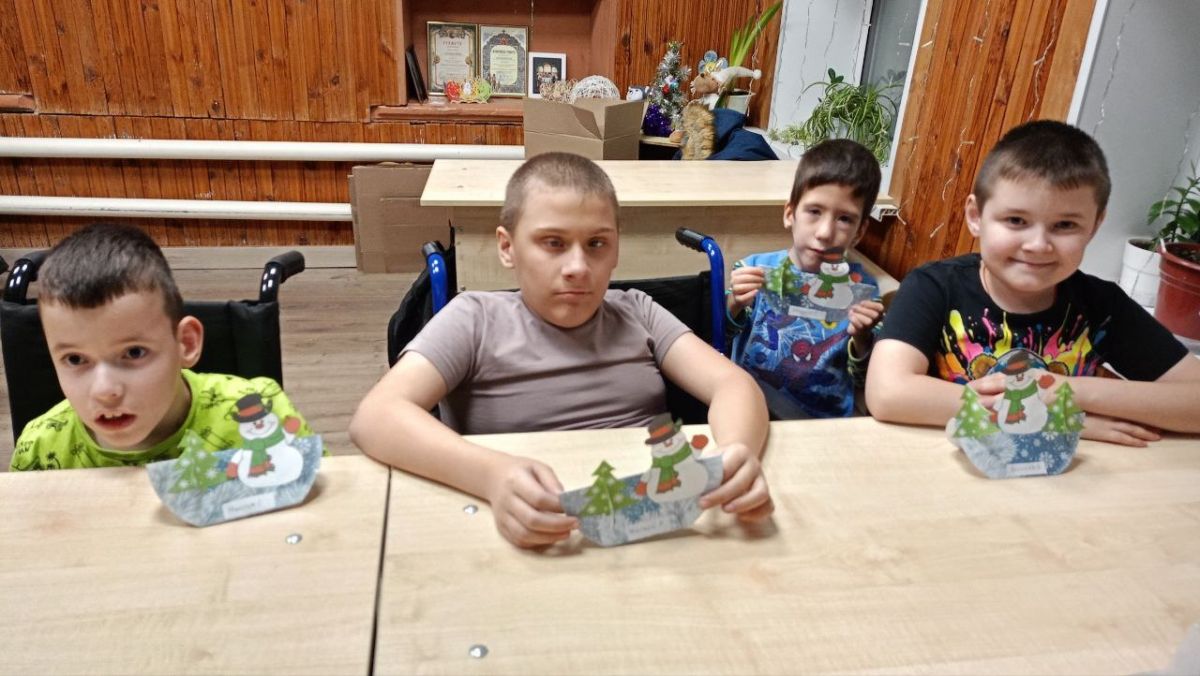 Из снега мы скатали ком,  И вот он стал Снеговиком