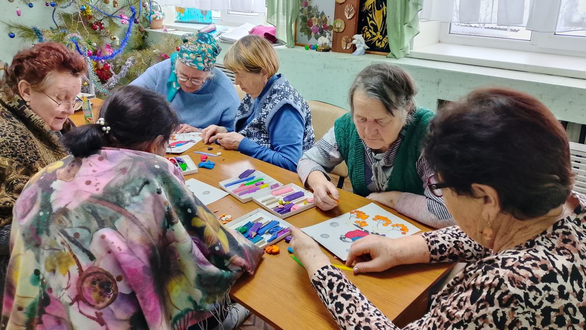 Сегодня посетители отделение дневного пребывания окунулись в мир пластилинографии &ndash; это такое увлекательное занятие, когда рисуешь пластилином