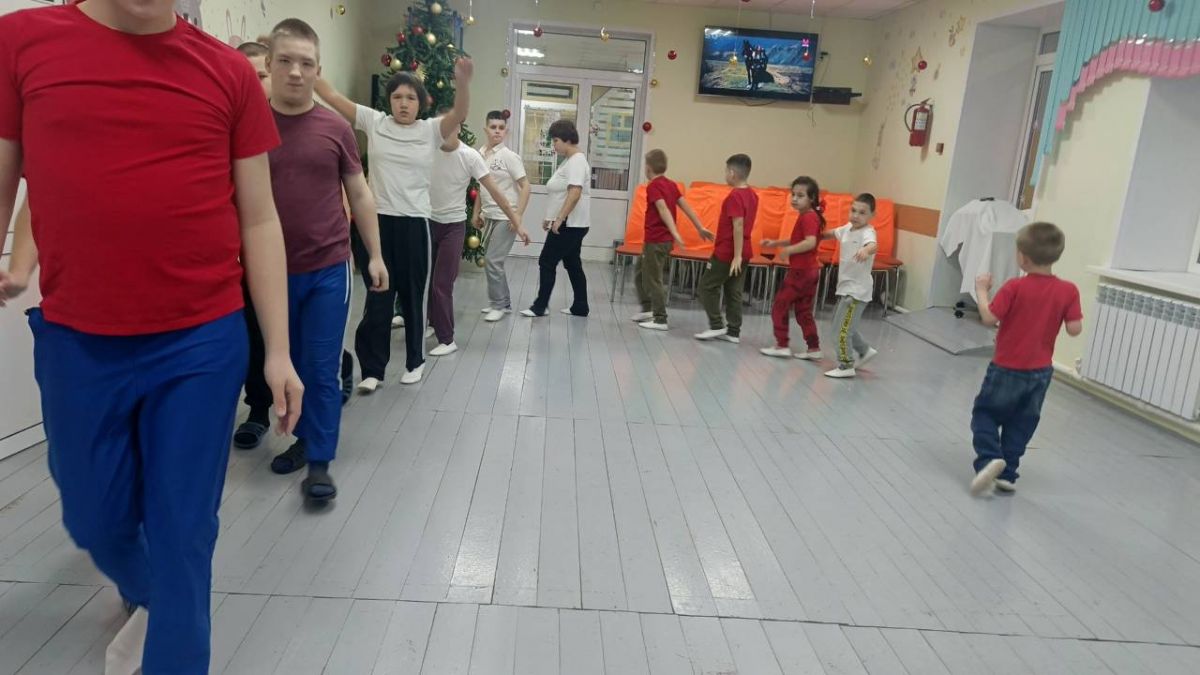 Бег выбрасывая прямые ноги вперёд, со сменой ведущего