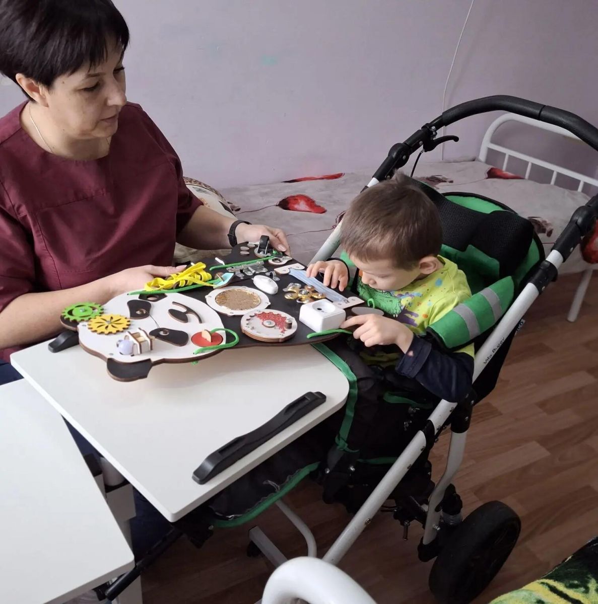 Занятие с бизибордом "Путешествие пальчиков"