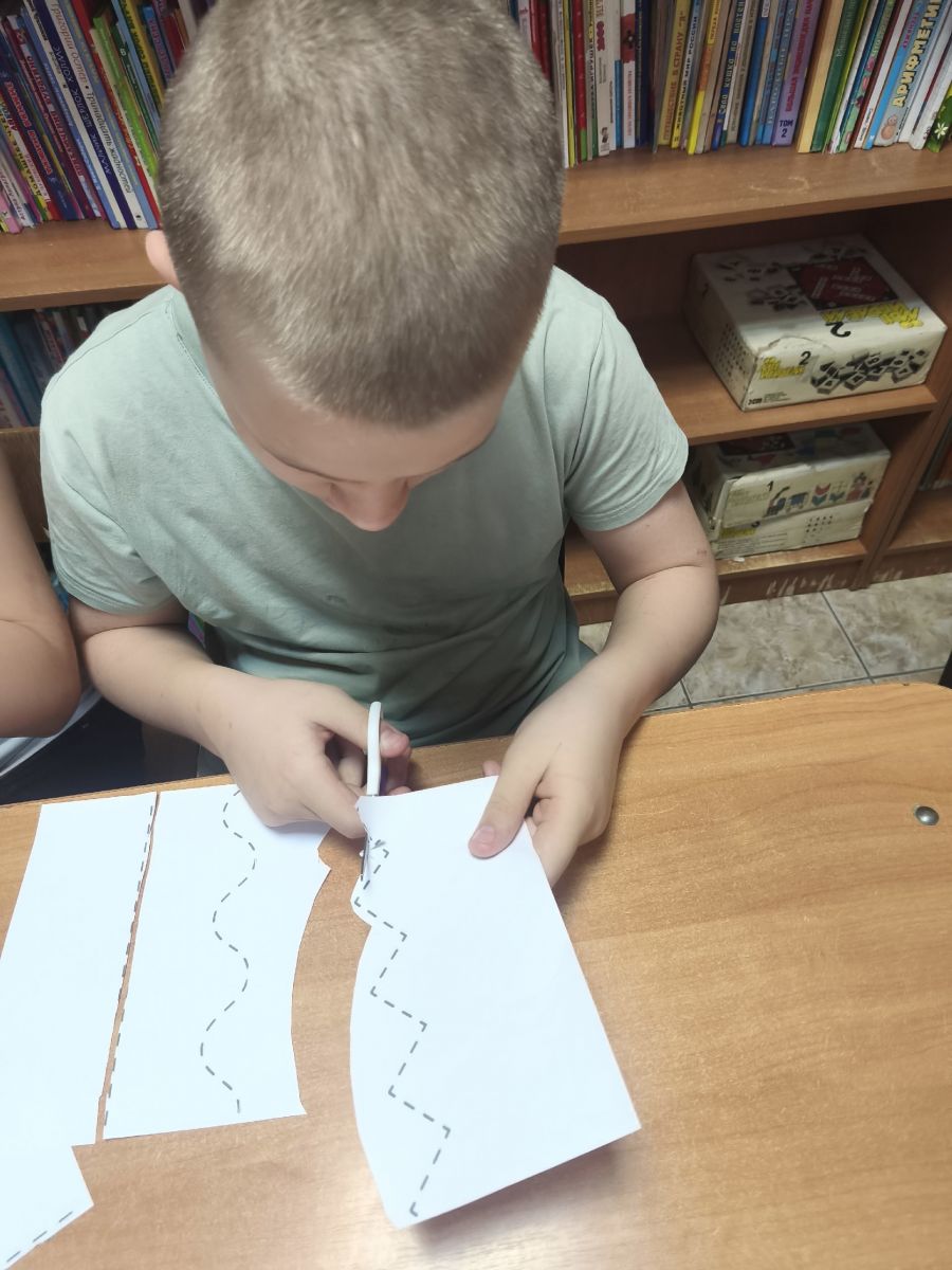 Приемы резания ножницами по прямым и кривым линиям