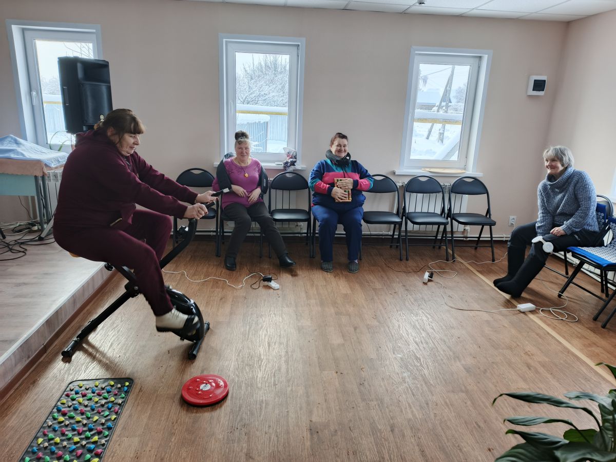 Оздоровительный выезд в Нароватовский сельский клуб: забота о здоровье получателей  социальных услуг