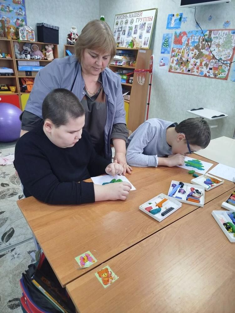 Яркая зима в руках детей