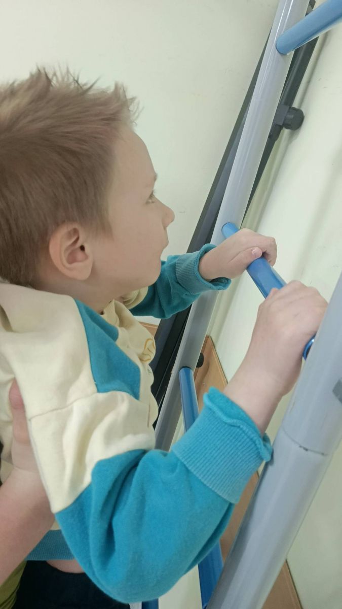 Лазанье по гимнастической стенке с использованием перекрестного движения рук