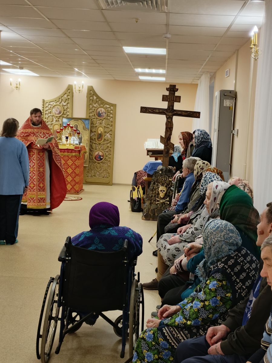 Сегодня в молельной комнате Литургию служил иерей Владимир Курбетов