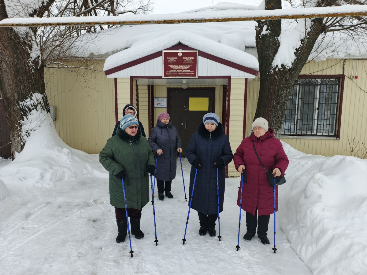 Ходьба скандинавская на свежем зимнем воздухе в отделении дневного пребывания