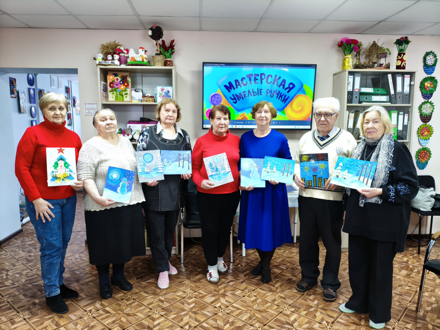 В отделении дневного пребывания ГКУ "Соцзащита населения по Ковылкинскому району Республики Мордовия" рисование красками стало одним из любимых занятий