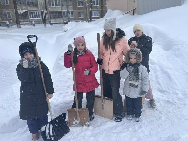 Труд  и дружба: воспитанники приюта в борьбе со снегом