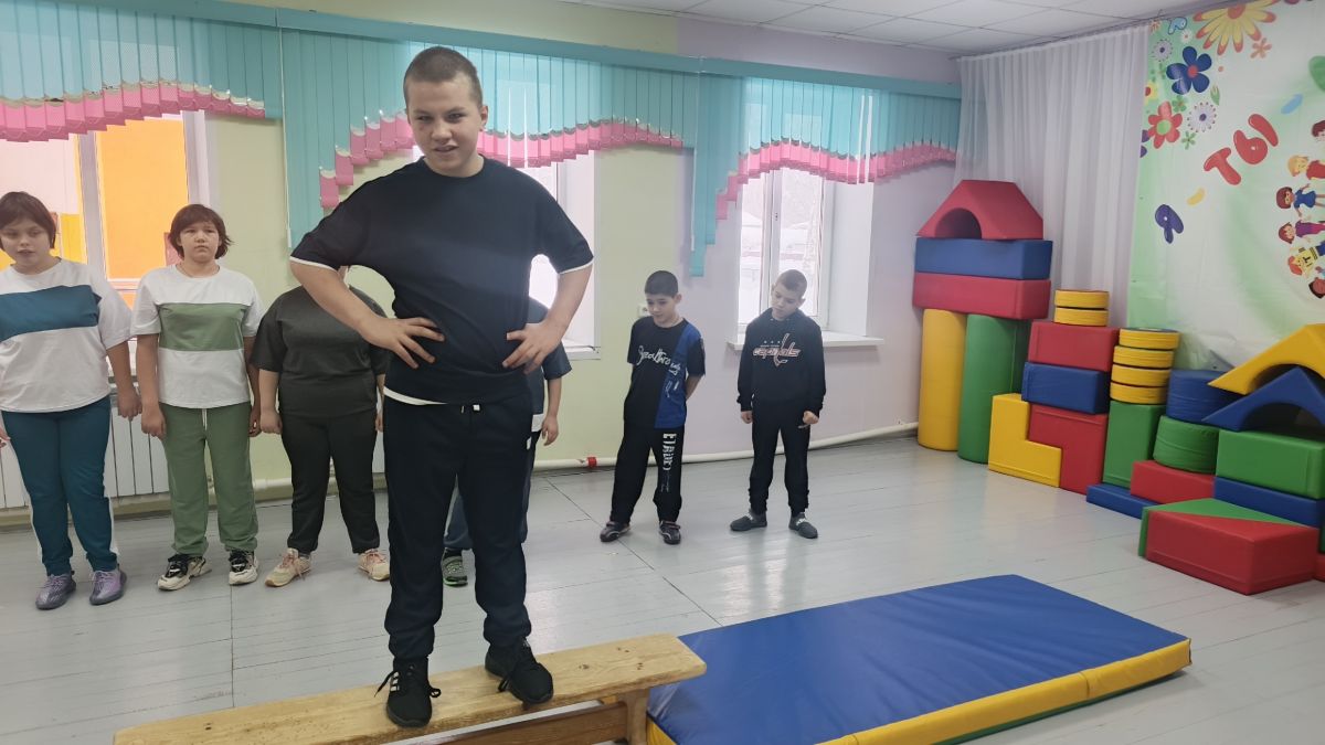 Ходьба боковым шагом по гимнастической скамейке