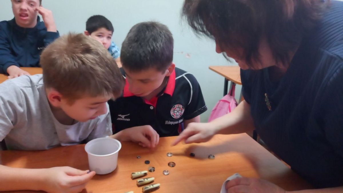 Мелкий ремонт одежды. Правила пришивания пуговиц