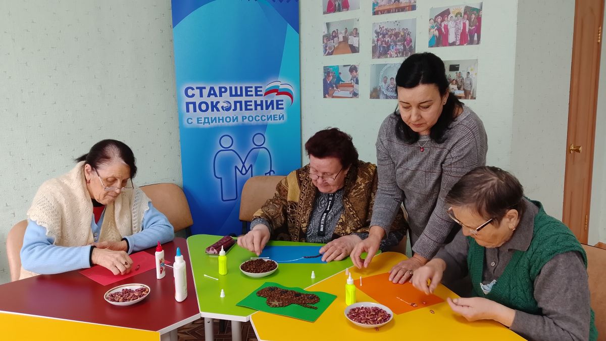 Наши замечательные пожилые граждане, полные энергии и желания творить, собрались на особенное занятие, посвященное приближающемуся 23 февраля