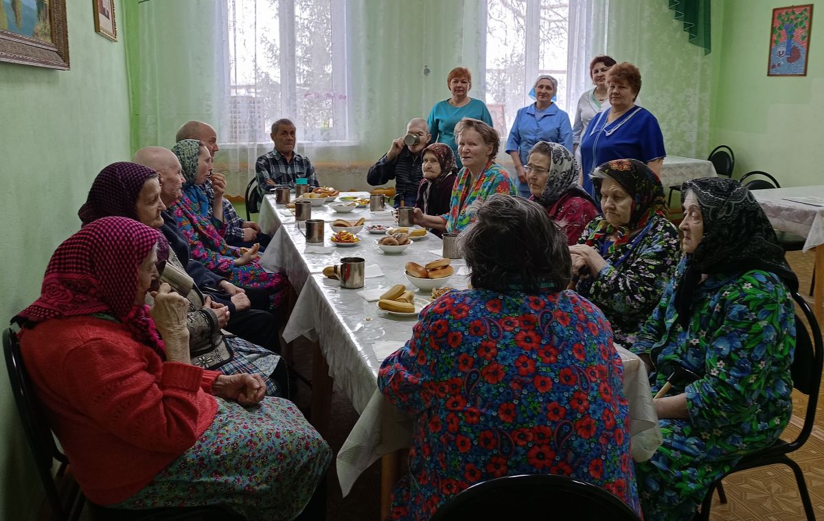 Девятнадцатого февраля работники Поводимовского филиала организовали для своих бабушек и дедушек чаепитие с блинами и со сладостями. Рассказали об обрядах,  традициях, о прощенном воскресенье