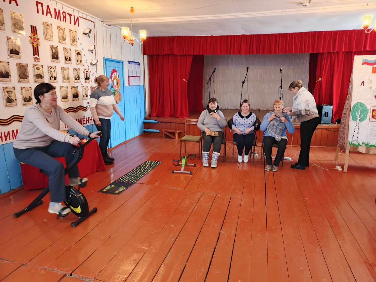 Специалисты отделения дневного пребывания подарили заботу жителям села Кураево