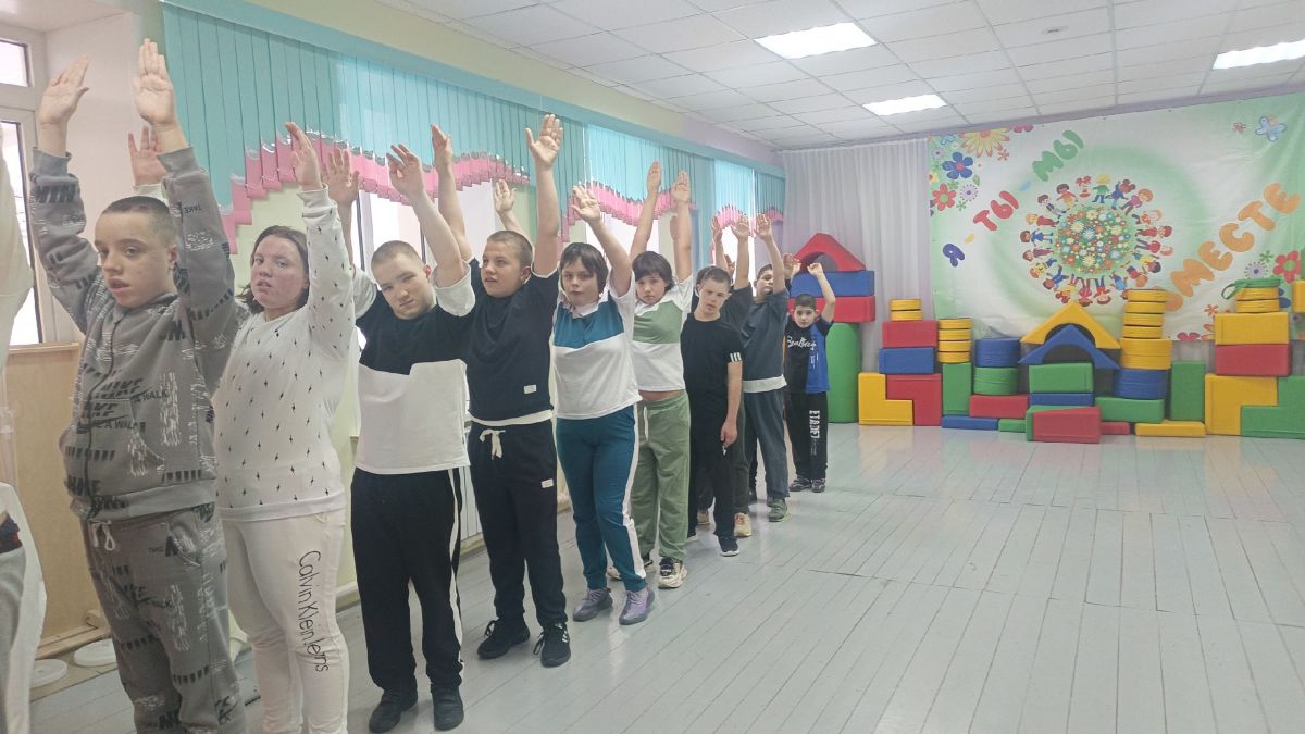 Упражнять в ходьбе с разным положением рук