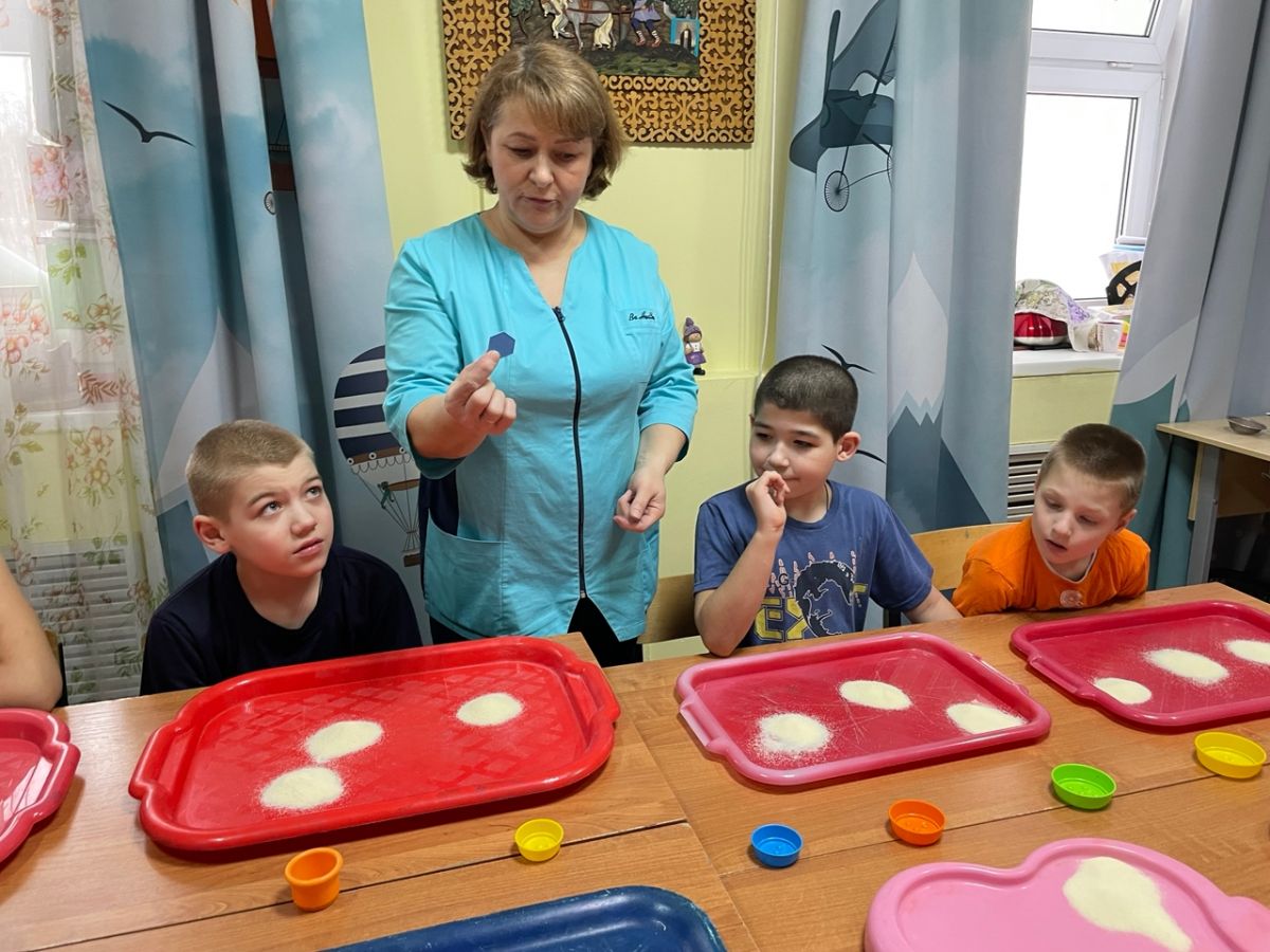 Спрячь сокровища (работа с манной крупой)