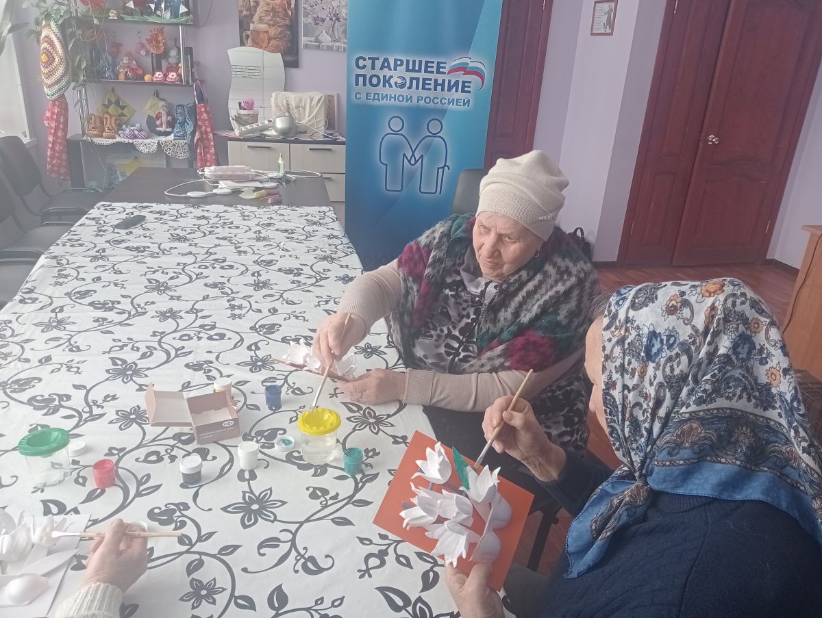 В отделении дневного пребывания ГКУ &laquo;СЗН по Темниковскому району РМ&raquo; прошел мастер-класс по изготовлению цветов из яичных лотков к Международному женскому дню &ndash; 8 марта