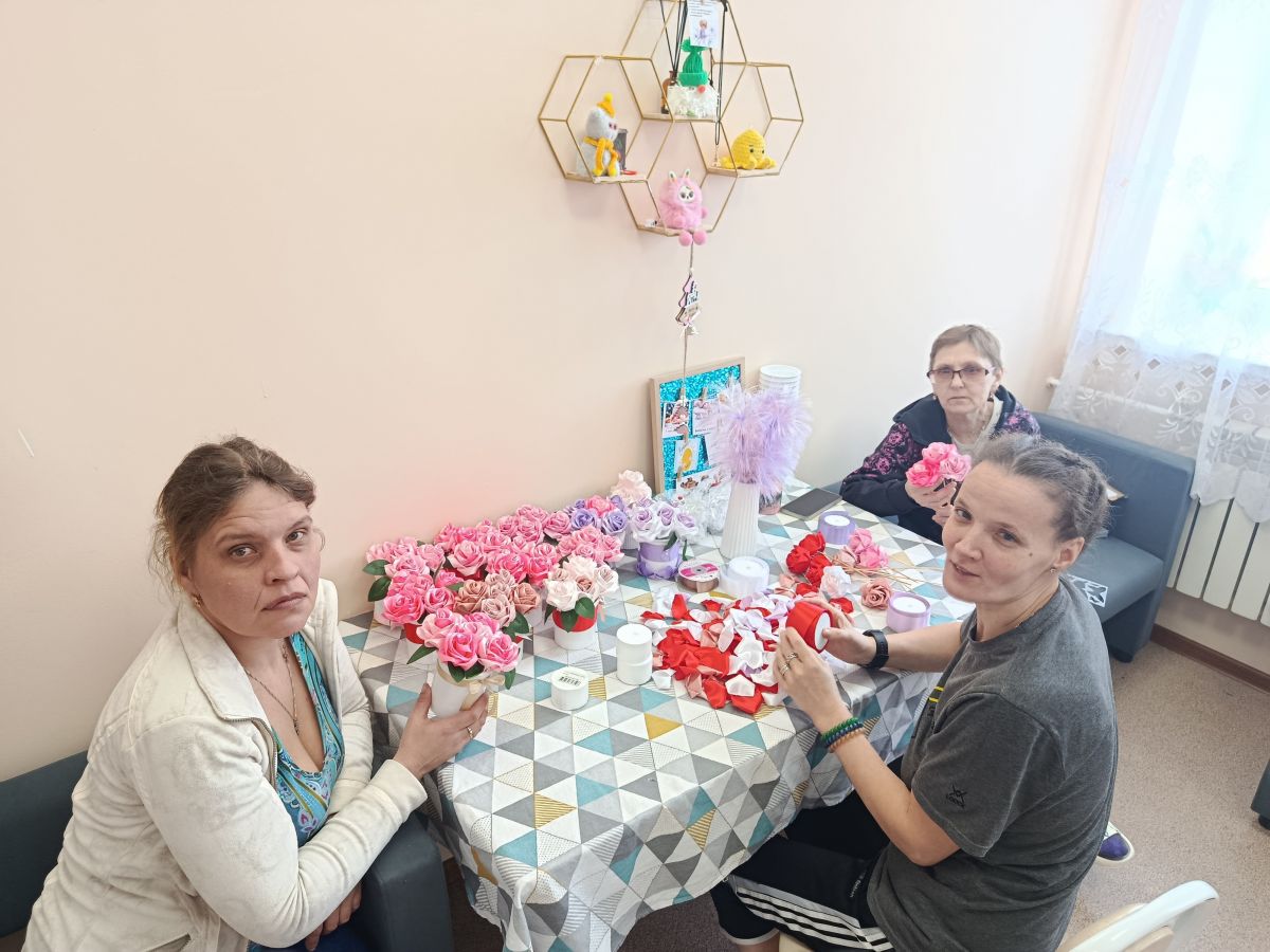 В преддверии Международного женского дня в ГБСУ СОН РМ &laquo;Старотештелимский дом социального обслуживания&raquo; совместно с культорганизатором   был проведен увлекательный мастер‑класс по изготовлению цветов из атласных лент