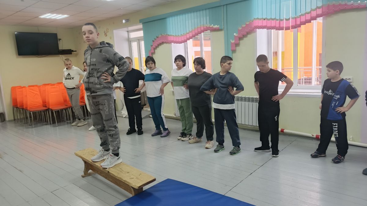 Ходьба по гимнастической скамейке