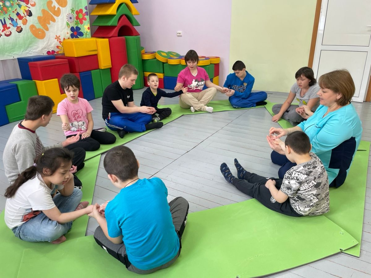 Возьмёмся за руки, друзья!