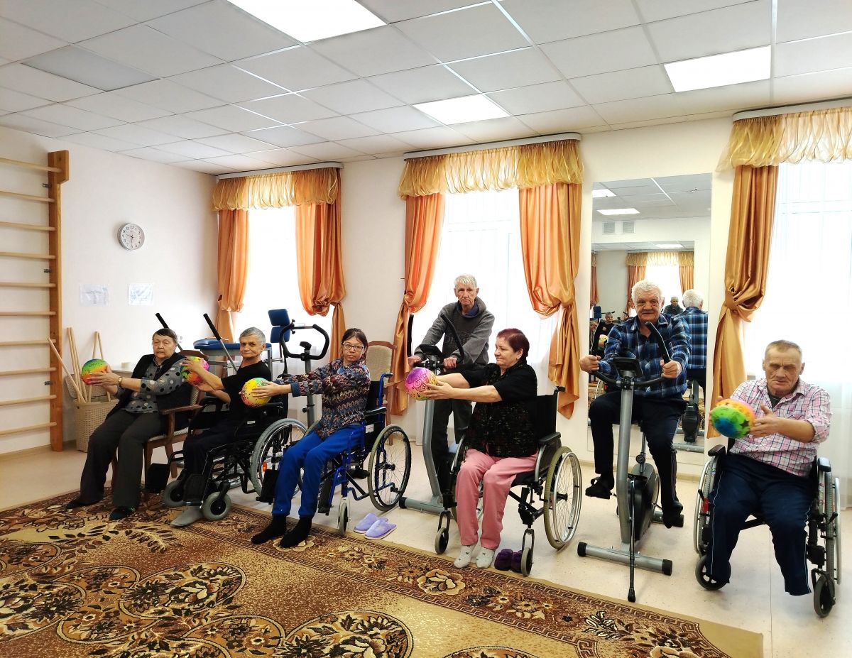 Занятие в кабинете ЛФК с маломобильными получателями социальных услуг