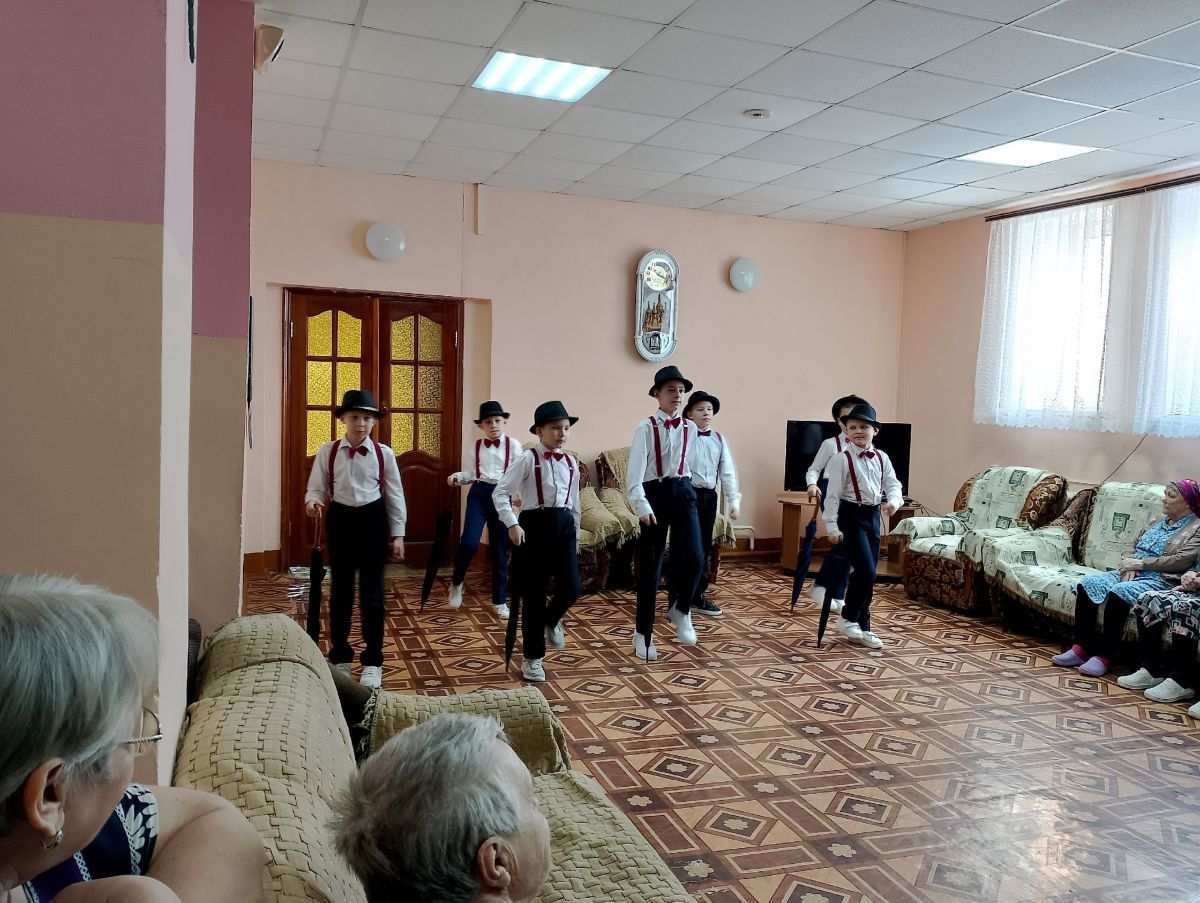 Сегодня &laquo;Большеигнатовский дом-интернат для престарелых и инвалидов&raquo; с очередным концертом посетили ученики &laquo;Большеигнатовской&raquo; СОШ